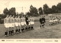 I biancocelesti e il Cannes al centro del campo prima dell'inizio dell'incontro: Dodi, Borrelli, Mattei, Di Carlo, Riccioni, Ruggero, Macrino, Giglietti, Archilei, Actis, Mattioli