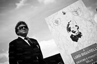 Davanti la stele che ricorda Luigi Bigiarelli nel cimitero di Ixelles a Bruxelles il 16 giugno 2013