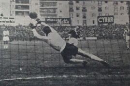 Un'altra inquadratura del rigore di Pesaola. Lovati intuisce ma non ci arriva