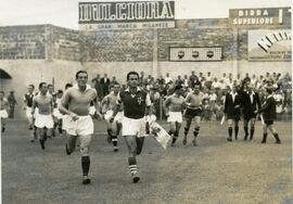 Le squadre entrano in campo, guidate dai due capitani