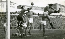 Gradella e Remondini in unìazione difensiva. A terra Alzani