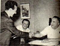 La stretta di mano tra Antoniotti ed il presidente laziale Zenobi sigla il passaggio dell'asso tigrotto alla squadra biancoceleste (si ringrazia la redazione di Bustocco.it)