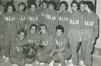 Un gruppo di nuotatrici azzurre. Anna Beneck è in piedi, terzultima a destra