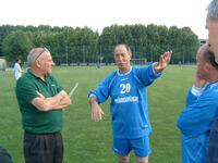 Polentes durante una partita tra vecchie glorie
