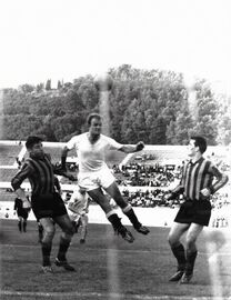Un'incornata di Bernasconi (Archivio fotografico l'Unità)