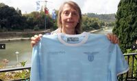 La signora Paola Piola mostra la maglia biancoceleste