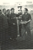 Luciano Brunori solleva il Trofeo (alle sue spalle si riconosce Coletta)