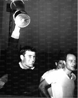 Idilio Cei con la Coppa dell'Amicizia del 1966. Da Archivio De "L'Unità"