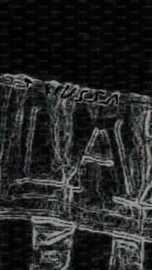 Un dettaglio molto interessante scritto sul bordino dello scudo che riporta alcune lettere che formano un indizio importante su chi potrebbe essere La persona in foto con la casacca biancoceleste