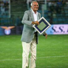 Bob Lovati con un riconoscimento