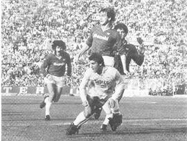 Giordano accerchiato dai difensori irpini