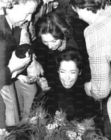 Dall'Unità: lo strazio della moglie ai funerali