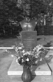 Il busto in una foto dell'Istituto Luce
