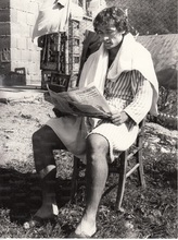 1974 relax leggendo il Corriere dello Sport