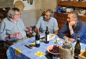 Sarri ospite del cantautore Francesco Guccini a Pavana. Al centro il giornalista Bartoletti