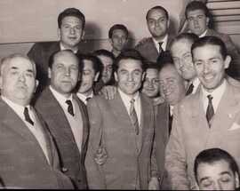 Il nuovo portiere Lucidio Sentimenti con un gruppo di dirigenti tra i quali si riconoscono il presidente Remo Zenobi e Giorgio Casoni