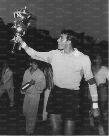 Lovati con il trofeo