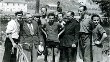 Romano Pontisso, I° classificato alla giornata della bicicletta, festeggiato dai dirigenti organizzatori (per gentile concessione di Giancarlo Pontisso)