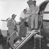 15 giugno 1957: Pinardi, Carradori e Bettini sulla scaletta dell'aereo che li porterà a Palermo (archivio Istituto Luce)