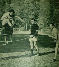 Il neoacquisto Migliorini si esercita, mentre l'allenatore Bigogno tiene tesa la corda