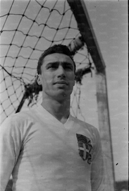 Un'altra immagine di Uber Gradella con la maglia della Nazionale