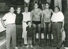 Carlo Pedersoli è l'atleta in costume di sinistra. Accanto a lui Olindo Bitetti