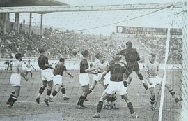 L'attacco azzurro preme in area milanista. Il portiere Martini esce dalla porta per spezzare un'intesa tra Camolese e Costa