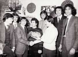 Giordano riceve il premio da Ambrogio Fogar. Nella foto da sinistra i calciatori Ivano Bordon, e Aldo Maldera, Giordano, l'ideatore del premio Dino Armini, Antognoni, Fogar. il cestista Dino Meneghin e X