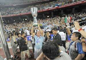Pechino 2009 - Rocchi e la Coppa.jpg