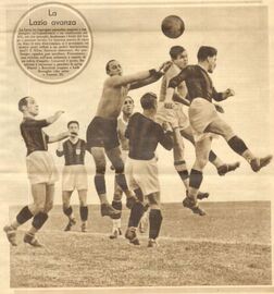 Compiani in presa alta ostacolato da Buscaglia. Fantoni III assiste