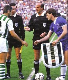 La stretta di mano tra i capitani dell'Everton e Rapid Wien nella finale 1985