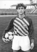 Un giovanissimo Doll con la maglia della Dynamo Berlino