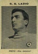 Una figurina di Prini con la coccarda sulla maglia