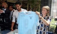 La signora Paola Piola mostra la maglia celebrativa dell'evento
