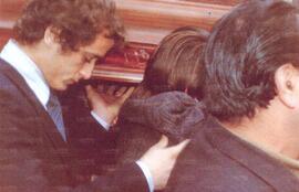 D'Amico affranto porta la bara