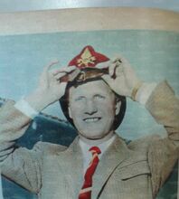 Selmosson con il casco dei suoi amati Vigili del Fuoco