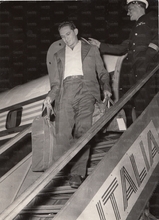 Mentre scende dalla scalatta dell'aereo (per gentile concessione di Lorenzo D'Amario)