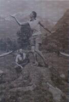 Con gli amici in una posa scherzosa in montagna