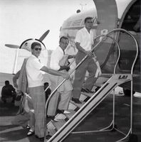 15 giugno 1957: Lo Buono, Lucentini e Chiricallo sulla scaletta dell'aereo che li porterà a Palermo (archivio Istituto Luce)