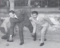 Silvio Piola mentre gioca a bocce con l'attore Tino Scotti