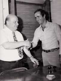 Lenzini stringe la mano al nuovo portiere Bandoni