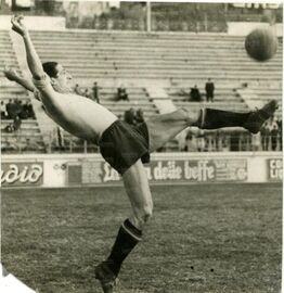 Un acrobatico intervento di Flamini