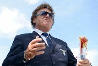 Col gagliardetto fra le mani