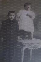 Una delle prime foto di Piola: indossa un vestitino che lo fa sembrare a una bambina