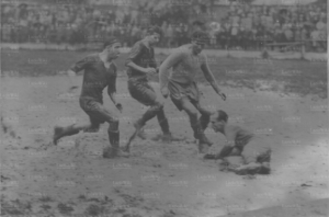 Una parata a terra di Ezio Sclavi in un terreno reso fangoso dalla pioggia