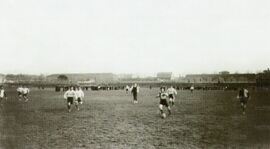 Questa foto ritrae sicuramente una partita tra Lazio e Virtus giocata nel 1905 in Piazza d'Armi. Secondo LazioWiki si riferisce al match del 17 giugno. Altre fonti indicano che trattasi dell'incontro Virtus-Lazio 2-2 del 19 febbraio di cui LazioWiki non ha trovato traccia. Sullo sfondo si notano le caserme di Viale delle Milizie