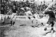 Piola in uno splendido stacco di testa in un Lazio-Fiorentina 5-0 dell'Aprile 1938