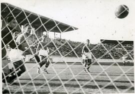 Barrera, semicoperto tra il portiere e il primo giocatore partenopeo, realizza il gol del pareggio
