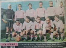 Martegani con la maglia del Palermo; è l'ultimo accosciato a destra. Da notare anche Carradori, in prestito al Palermo, al centro in basso