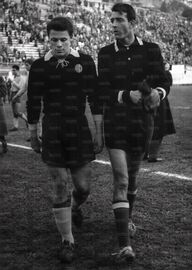 Lovati e il portiere alessandrino Arbizzani escono dal terreno di gioco (Archivio fotografico l'Unità)